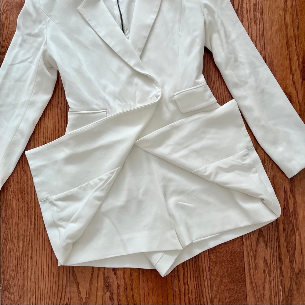 Alice + Olivia Kyrie Tuxedo Skort
Romper - Picture 14 of 16